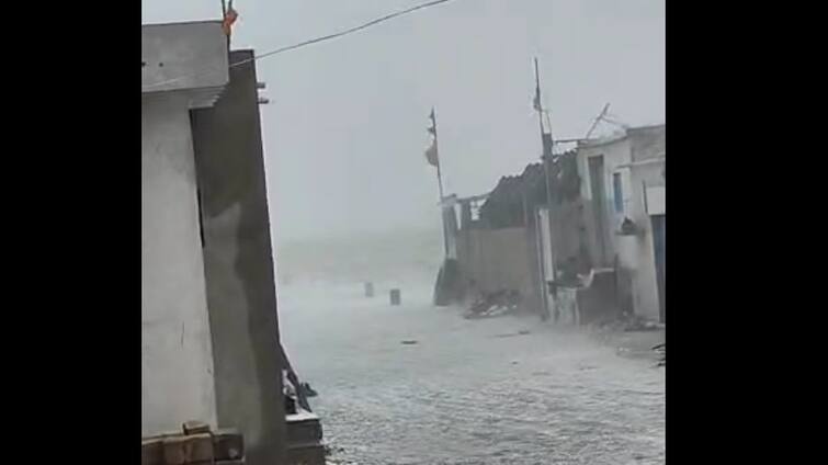 Biporjoy: Dwarka ocean water go into village after Biporjoy Cyclone landfall situation Biporjoy: વાવાઝોડાના લેન્ડફૉલ બાદ તબાહી શરૂ, ઓખાના દરિયાનું પાણી ગામોમાં ઘૂસ્યું