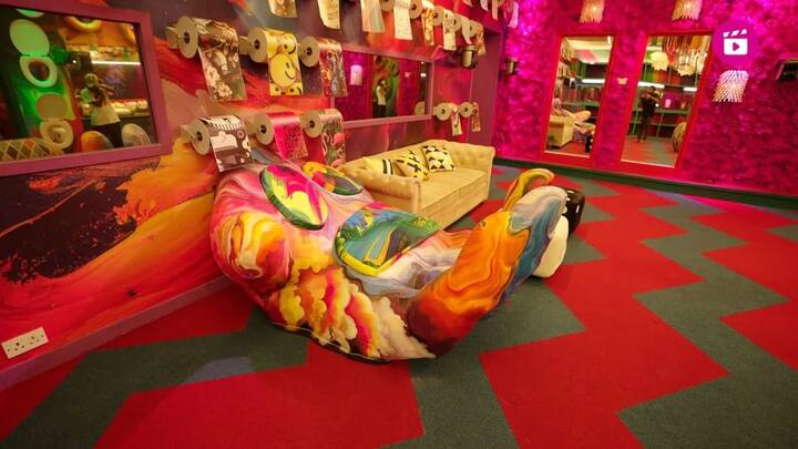 ओटीटी 2 के दूसरे सीजन के लिए घर को बेहद ही महंगे और यूनिक इंटीरियर के साथ सजाया गया है. जो काफी सुंदर लग रहा है.