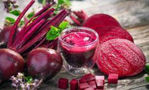 Who Should Not Eat Beetroot: ਇਸ ਵਿਚ ਕੋਈ ਸ਼ੱਕ ਨਹੀਂ ਹੈ ਕਿ ਚੁਕੰਦਰ ਸਾਡੀ ਸਿਹਤ ਲਈ ਬਹੁਤ ਫਾਇਦੇਮੰਦ ਹੈ ਕਿਉਂਕਿ ਇਸ ਵਿਚ ਕਈ ਮਹੱਤਵਪੂਰਨ ਪੋਸ਼ਕ ਤੱਤ ਪਾਏ ਜਾਂਦੇ ਹਨ, ਇਸ ਦਾ ਸਾਡੇ ਸਰੀਰ 'ਤੇ ਸਕਾਰਾਤਮਕ ਪ੍ਰਭਾਵ ਪੈਂਦਾ ਹੈ। ਚੁਕੰਦਰ ਵਿਚ ਵਿਟਾਮਿਨ ਸੀ, ਫੋਲੇਟ, ਪ੍ਰੋਟੀਨ ਤੇ ਫਾਈਬਰ ਪਾਏ ਜਾਂਦੇ ਹਨ, ਇਸ ਲਈ ਜ਼ਿਆਦਾਤਰ ਸਿਹਤ ਮਾਹਿਰ ਇਸ ਨੂੰ ਖਾਣ ਦੀ ਸਲਾਹ ਦਿੰਦੇ ਹਨ।