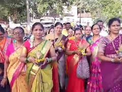 कृष्णामाईचं ओटभरण... पावसाळ्यात कृष्णा नदी कोपू नये म्हणून भरली ओटी; बुरुड समाजाकडून जोपासली जातेय शेकडो वर्षाची परंपरा