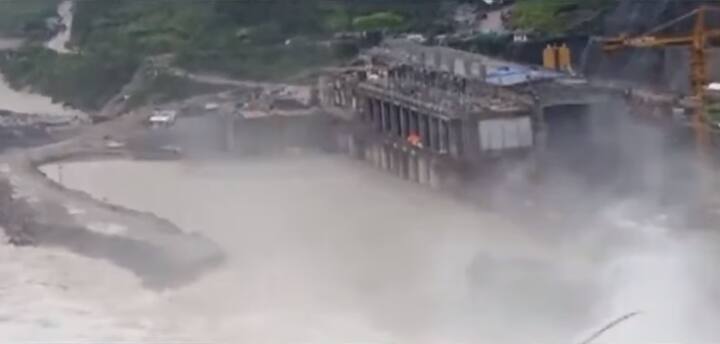 यह तस्वीर पूर्वोत्तर भारतीय राज्य असम की है, जहां भारी बारिश के चलते लखीमपुर (Lakhimpur) में बाढ़ आ गई.