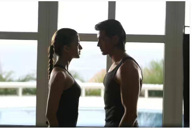 ਧੂਮ 2 - ਹਿੰਦੀ ਸਿਨੇਮਾ ਦੀ ਬਲਾਕਬਸਟਰ ਫਿਲਮ 'ਧੂਮ 2' 'ਚ ਰਿਤਿਕ ਅਤੇ ਐਸ਼ਵਰਿਆ ਵਿਚਾਲੇ ਲਿਪਲਾਕ ਨੇ ਇੰਡਸਟਰੀ 'ਚ ਕਾਫੀ ਵਿਵਾਦ ਖੜ੍ਹਾ ਕਰ ਦਿੱਤਾ ਸੀ। ਦਰਅਸਲ ਉਸ ਸਮੇਂ ਅਭਿਨੇਤਰੀ ਬਾਰੇ ਖਬਰਾਂ ਸਨ ਕਿ ਉਹ ਅਭਿਸ਼ੇਕ ਬੱਚਨ ਨਾਲ ਵਿਆਹ ਕਰਨ ਜਾ ਰਹੀ ਹੈ। ਇਹੀ ਕਾਰਨ ਹੈ ਕਿ ਉਸ ਦਾ ਕਿਸਿੰਗ ਸੀਨ ਬੱਚਨ ਪਰਿਵਾਰ ਨੂੰ ਬਿਲਕੁਲ ਵੀ ਪਸੰਦ ਨਹੀਂ ਆਇਆ ਸੀ।