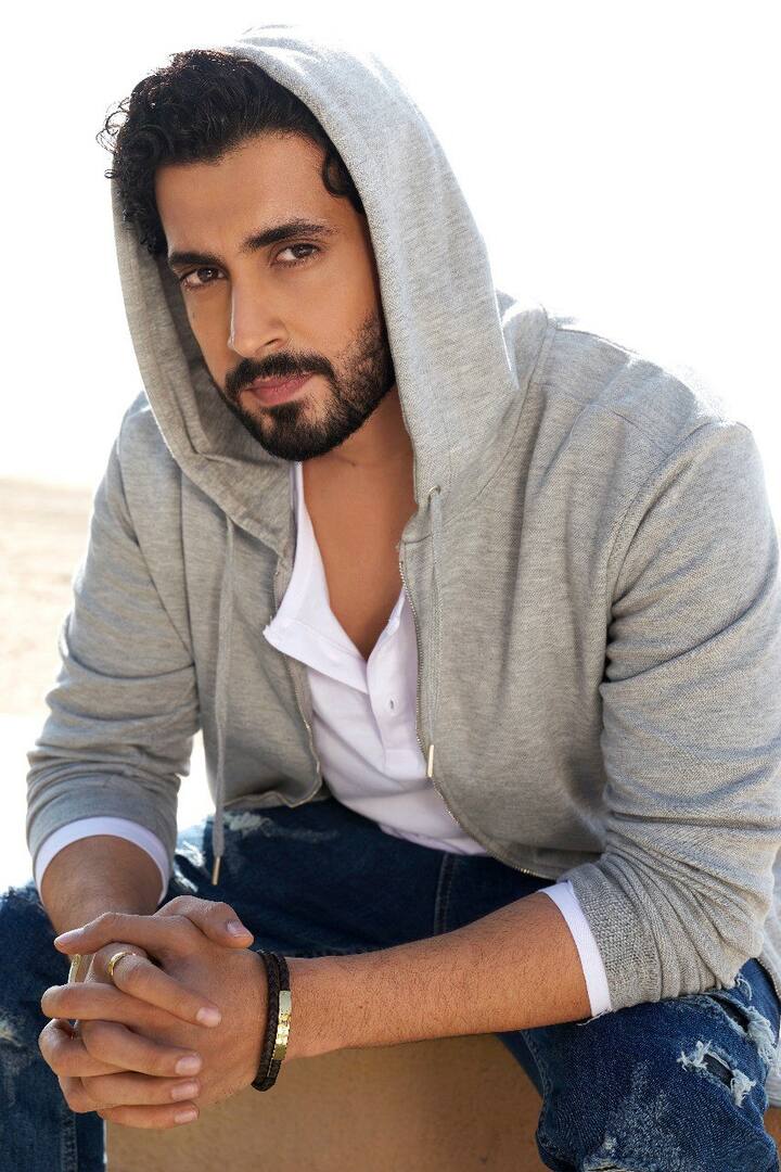 आपको जानकर हैरानी होगी कि सनी ने अपना करियर बतौर चाइल्ड आर्टिस्ट शुरू किया था. उनका पहला सीरियर दूरदर्शन पर आने वाला ‘देख भाई देख’ था. ये सीरियल काफी ज्यादा हिट हुआ था. इसके बाद वो से टीवी शो ‘कसौटी ज़िंदगी की’ में सक्षम का किरदार निभाते हुए भी दिखाई दिए थे.