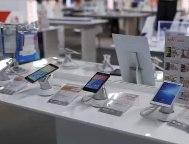 There may be a big drop in the prices of mobiles to TVs and laptops, know the reason Electronic Products:  ਮੋਬਾਈਲ ਤੋਂ ਲੈ ਕੇ ਟੀਵੀ ਤੇ ਲੈਪਟਾਪ ਦੀਆਂ ਕੀਮਤਾਂ 'ਚ ਹੋਵੇਗੀ ਵੱਡੀ ਗਿਰਾਵਟ, ਜਾਣੋ ਵਜ੍ਹਾ