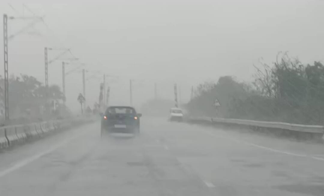 Biporjoy: heavy rain starts with heavy wind blowing in morbi after Biporjoy landfall Biporjoy: વાવાઝોડાની અસરના કારણે મોરબી ભારે પવન સાથે ધોધમાર વરસાદ શરૂ, જાણો