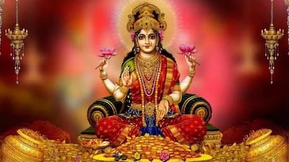 શુક્રવાર એ ધન અને સમૃદ્ધિની દેવી લક્ષ્મીની પૂજા અને ઉપાસનાનો દિવસ છે. આ દિવસે તમે કેટલાક ઉપાયોથી દેવી લક્ષ્મીને પ્રસન્ન કરી શકો છો અને તેમના આશીર્વાદ મેળવી શકો છો.