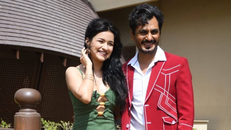 Tiku Weds Sheru: Netizens Criticise Kissing Scene Between Nawazuddin Siddiqui And His 28 Years Younger Co-Actor Avneet Kaur Tiku Weds Sheru: 'সন্তানের বয়সী নায়িকাকে চুম্বন', ট্রেলার মুক্তি পেতেই কটাক্ষের শিকার নওয়াজুদ্দিন