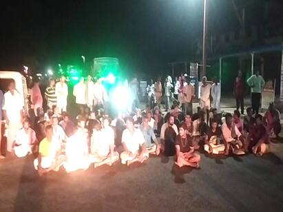 Mayiladuthurai cotton farmers road blockade protest TNN மயிலாடுதுறையில் இரவு வேளையில் பருத்தி விவசாயிகள் சாலை மறியல் போராட்டம்