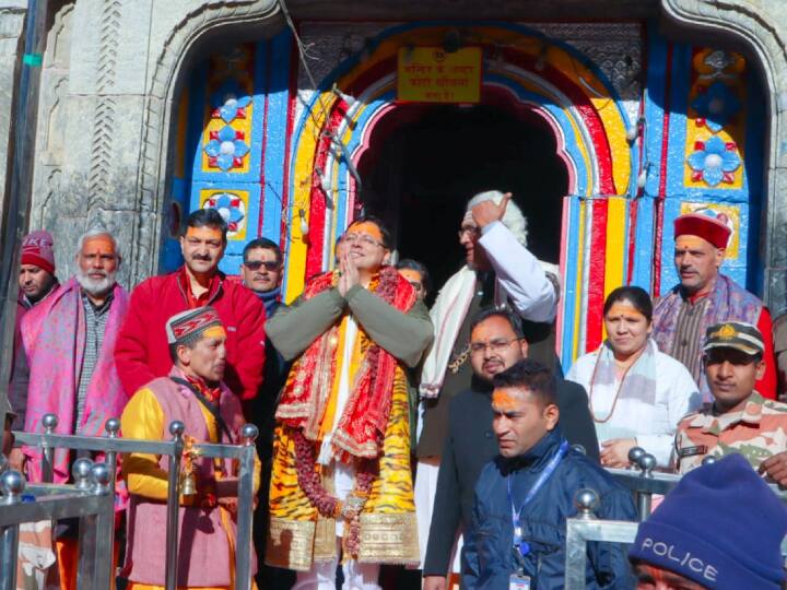 Kedarnath News: मुख्यमंत्री पुष्कर सिंह धामी ने आज बाबा केदारनाथ धाम के दर्शन किए और पूजा अर्चना की. इस दौरान उन्होंने यहां हो रहे विकास कार्यों का भी जायजा लिया.