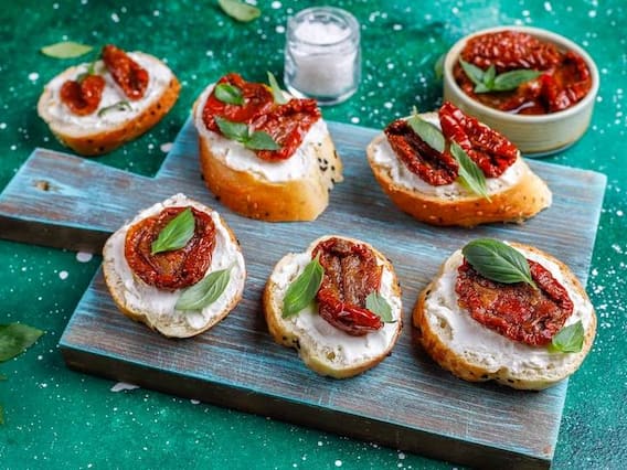 Mozzarella Bruschetta: शाम के स्नैक्स में कुछ क्रंची खाने का है मन तो एक बार जरूर चखें मोज़ेरेला Bruschetta  का स्वाद