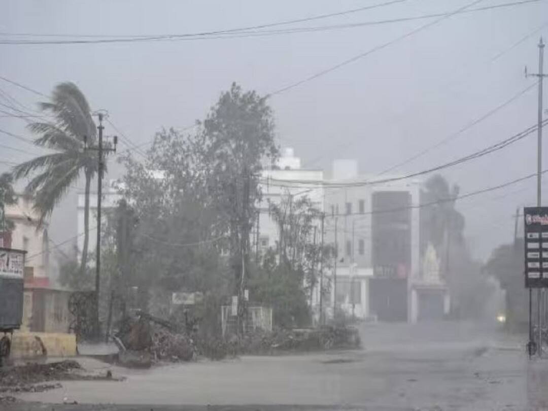 Cyclone Biparjoy : बिपरजॉय चक्रीवादळामुळं गुजरातमध्ये 22 जण जखमी तर 23 जनावरांचा मृत्यू, 940 गावातील विजपुरवठा खंडीत cyclone biparjoy update landfall today imd gujarat maharashtra flood storm rain alert Cyclone Biparjoy : बिपरजॉय चक्रीवादळामुळं गुजरातमध्ये 22 जण जखमी तर 23 जनावरांचा मृत्यू, 940 गावातील विजपुरवठा खंडीत