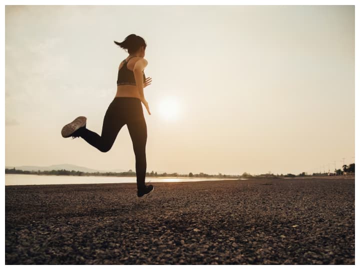 running or walking which is good for health know which one is better and its benefits Running or Walking: सेहत के लिए वॉकिंग बेहतर है या रनिंग? जानते हैं किस तरह दोनों स्वास्थ के लिए होते हैं असरदार