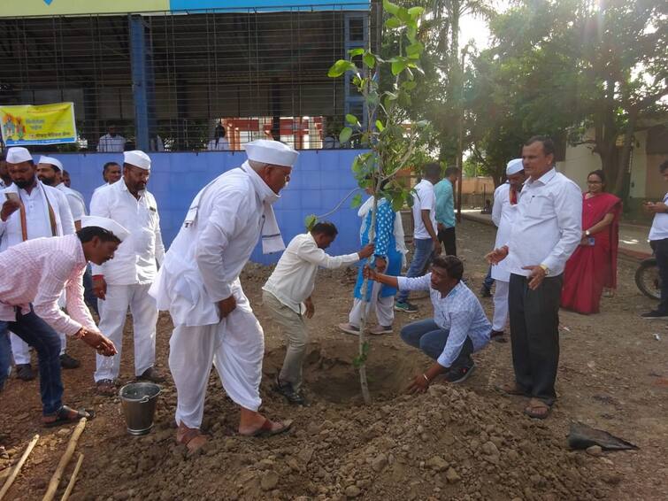 Ashadhi wari 2023 Plantation of trees in Palkhi ceremony Pune district administration Ashadhi wari : पालखी सोहळ्यात हरित वारी अभियानाअंतर्गत वृक्षलागवड, 10 हजार वृक्षांची लागवड आणि संवर्धन होणार