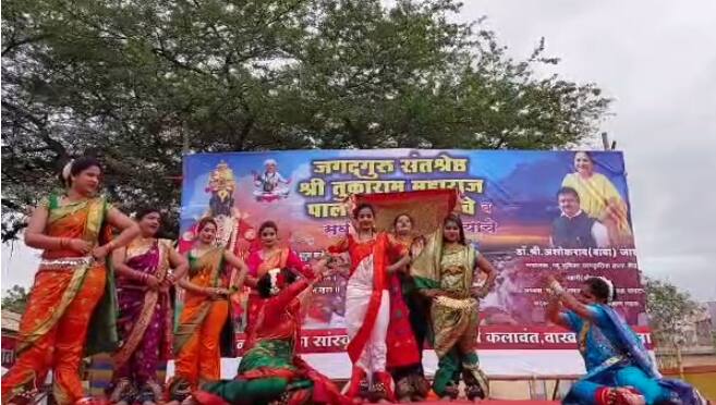 संत तुकाराम महारांच्या पालखी सोहळ्यातील वारकऱ्यांची वाखारी येथे अनोखी सेवा करण्यात आली.