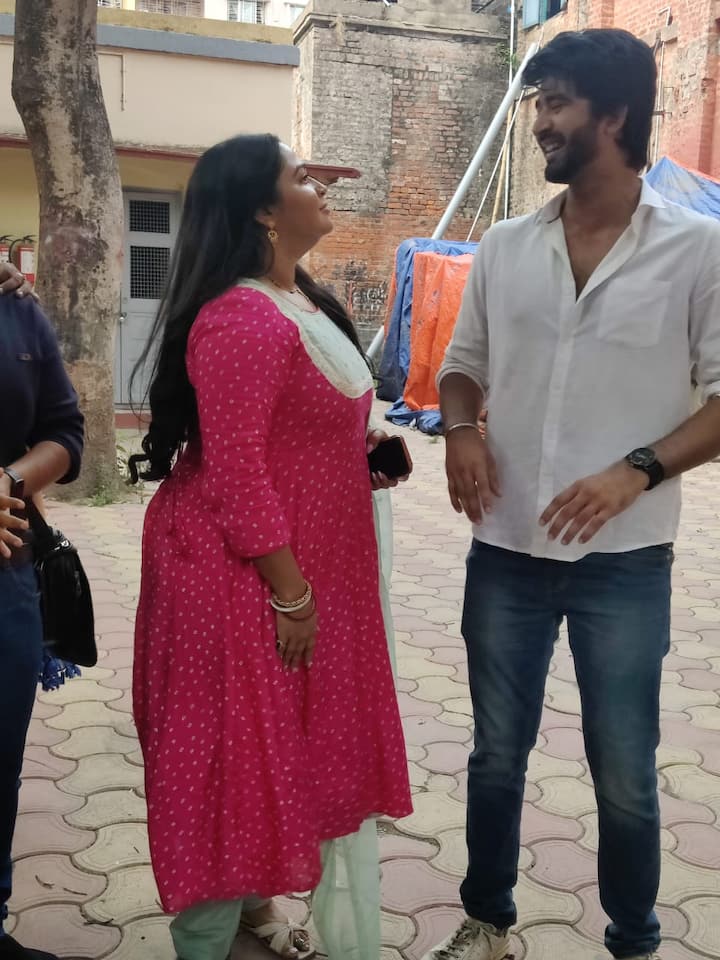 কিন্তু তথাকথিত 'নিখুঁত' মহিলা হয়ে উঠতে একেবারেই রাজি নয় সে। বলা ভাল, সে বিশেষ ভাবিতও নয় সেই বিষয়ে। সে বিশ্বাস করে যে একদিন সে নিজের 'প্রিন্স চার্মিং'কে খুঁজে পাবে যে তাঁকে তাঁর ভিতরের সৌন্দর্য্যের জন্য ভালবাসবে।