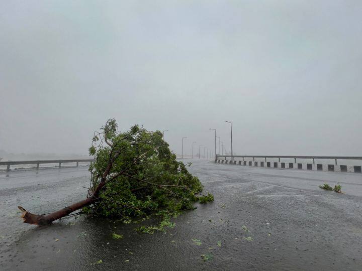 वहीं, विभाग ने बताया कि 19-20 जून को दक्षिण पश्चिम उत्तर प्रदेश, पश्चिम मध्य प्रदेश, अरुणाचल प्रदेश, दक्षिण आंतरिक कर्नाटक और रायलसीमा में भारी बारिश होने की संभावना है. मौसम विभाग के मुताबिक, त्रिपुरा में 16-17 जून, गुजरात के सौराष्ट्र और कच्छ में 17 जून, पूर्वी राजस्थान में 18 जून, अरुणाचल प्रदेश में 16 से 18 जून और असम, मेघालय, केरल में 19-20 जून को भारी से अत्यंत भारी बारिश हो सकती है.