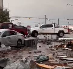 Tornado In Pictures: तूफान ने बरपाया अमेरिका में कहर, 50000 घरों की बत्ती गुल, कार-टैक्सियां भी उड़ा दीं, सैकड़ों जख्मी