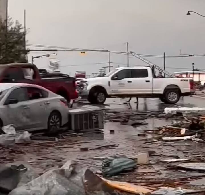 अमेरिका स्थित पेरीटन फायर चीफ पॉल डचर ने बताया कि टॉरनेडो ने ओकलाहोमा और टेक्सास बड़ी क्षति पहुंचाई है. वहां हजारों घरों की बिजली गुल हो गई है. 3 लोगों की मौत की पुष्टि हुई है, इसके अलावा सैकड़ों लोगों को स्थानीय अस्पतालों में इलाज के लिए भर्ती किया गया है.