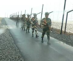 Nadabet PHOTO: ભારે પવન અને વરસાદ વચ્ચે શરીરે દોરડા બાંધી ઈન્ડો-પાક બોર્ડર પર પેટ્રોલિંગ કરતા જોવા મળ્યા સેનાના જવાનો