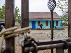 तेज हवाओं ने उखाड़ फेंके पेड़, गिरा दिए खंभे... बिपरजॉय ने कैसे बरपाया कहर, 10 तस्वीरों में देखें खौफनाक मंजर