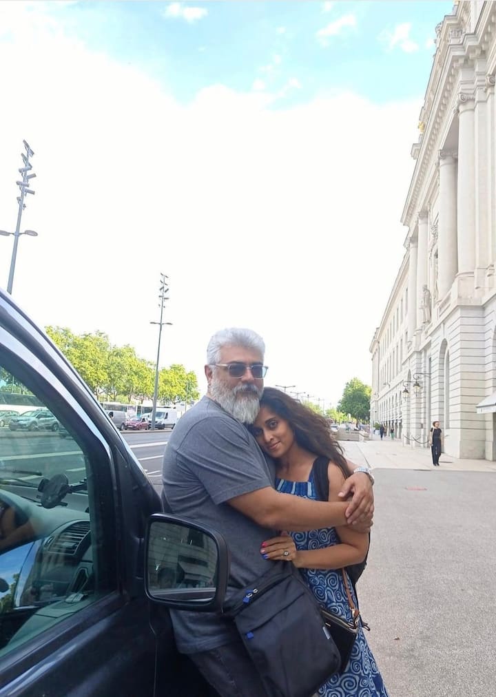 காதல் மன்னன் படத்தில்தான் அஜித் ஷாலினிக்கு இடையே காதல் மலர்ந்தது. படத்தில் ரீல் ஜோடியாக இருந்தவர்களை வாழ்க்கையில் டாப் ஜோடியாக மாற்றிய பெருமை சரணையே சேரும்.