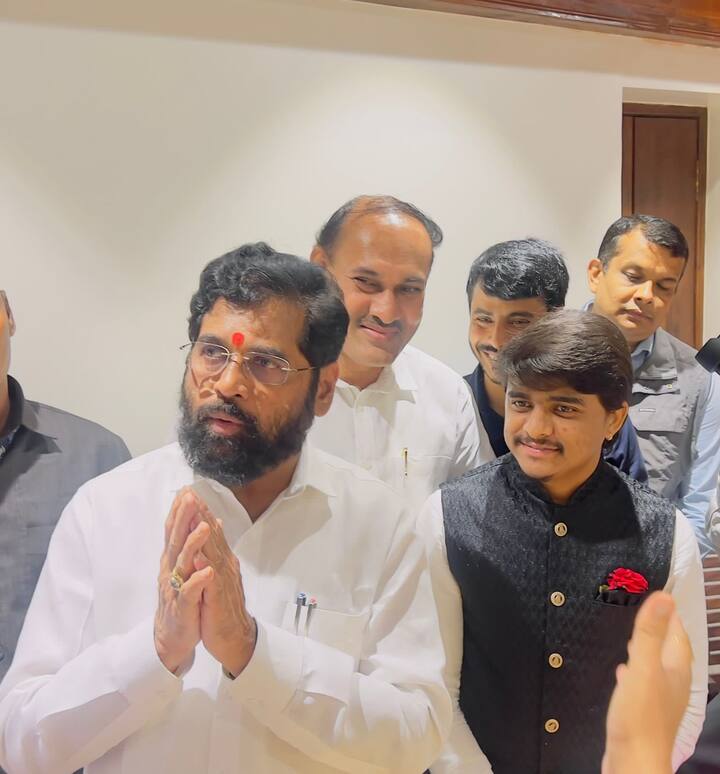 कार्तिकीने मुख्यमंत्री एकनाथ शिंदे यांच्या भेटीदरम्यानचे फोटो शेअर करत लिहिलं आहे,
