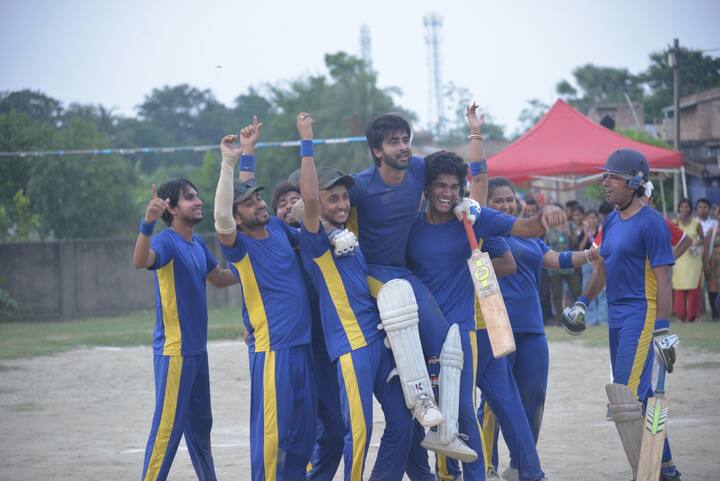 ম্যাচের দিনই সন্ধ্যায় দুর্জয়ের আক্রমণ থেকে নিজেকে বাঁচায় চাঁদ। ক্রিকেট প্রতিযোগিতায় চাঁদ ১২জন সদস্যের একটি টিম আনতে ব্যর্থ হয় কারণ দুর্জয়ের প্ল্যানিং কাজ করে যায়।