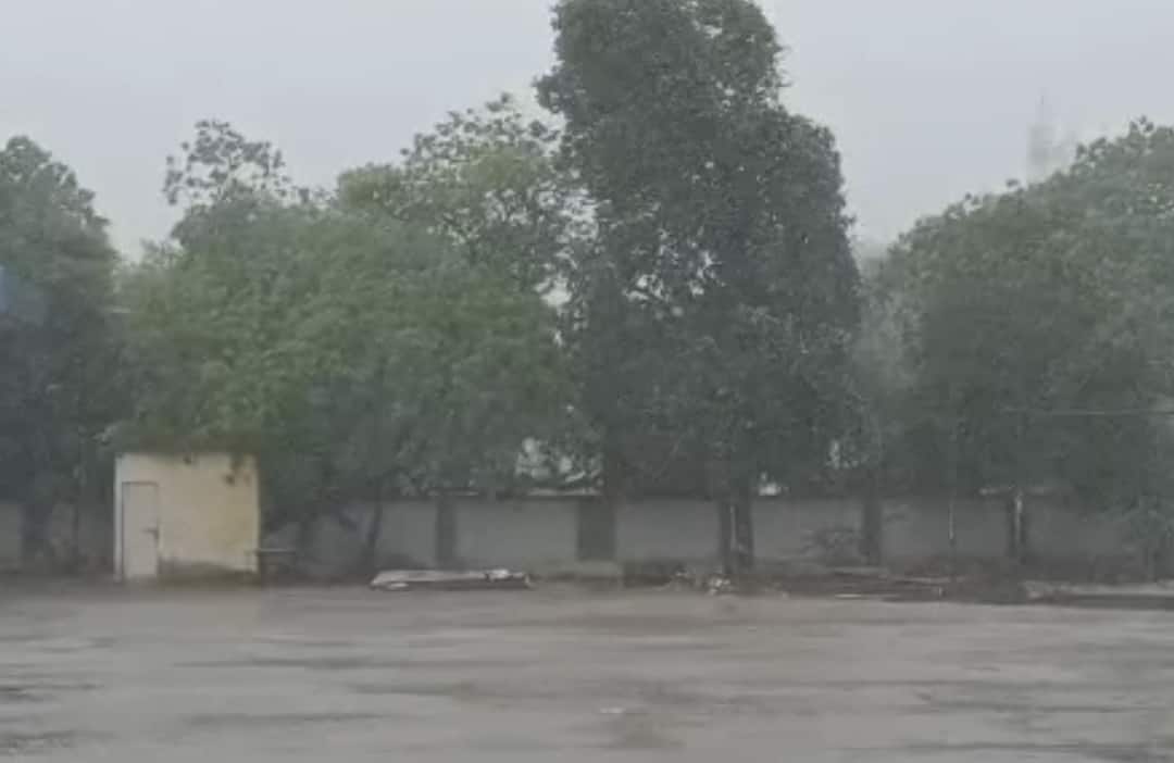 Cyclone Biparjoy : કચ્છ, સૌરાષ્ટ્ર પરથી પસાર થયુ વાવાઝોડુ, સૌરાષ્ટ્ર અને ઉત્તર ગુજરાતમાં ભારે વરસાદની આગાહી Cyclone Biparjoy : Cyclone Biparjoy Highlights: Cyclone Hits Gujarat Coast, Strong Winds, Heavy Rain Cyclone Biparjoy : કચ્છ, સૌરાષ્ટ્ર પરથી પસાર થયુ વાવાઝોડુ, સૌરાષ્ટ્ર અને ઉત્તર ગુજરાતમાં ભારે વરસાદની આગાહી