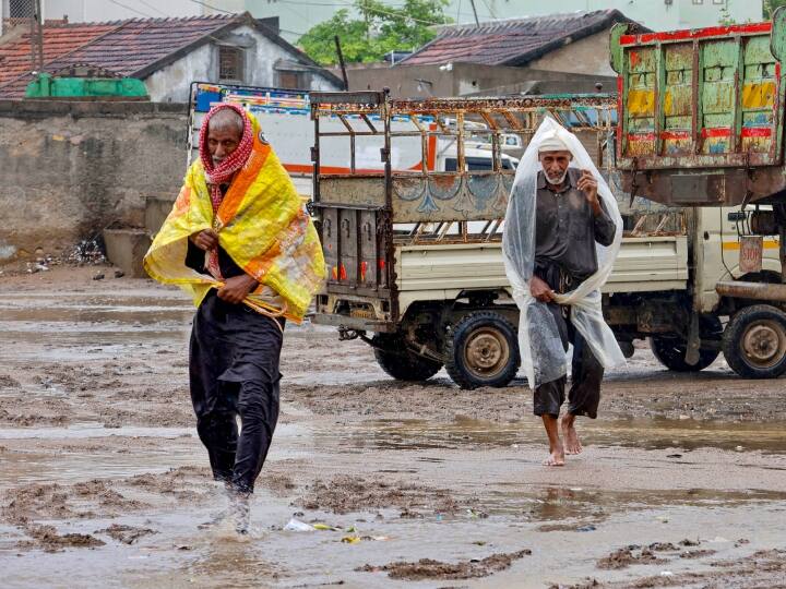 Cyclone Biparjoy 99 trains to remain cancelled in Gujarat till June 18 Western Railway Cyclone Biparjoy Effect: तूफान की तबाही के बाद 18 जून तक 99 ट्रेनें रद्द, पश्चिमी रेलवे ने जारी किया नया अपडेट