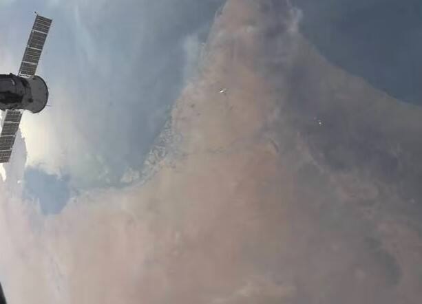 સંયુક્ત આરબ અમીરાત (UAE)ના અવકાશયાત્રી સુલતાન અલ નેયાદીએ તેમના ટ્વિટર એકાઉન્ટ પર અરબી સમુદ્રમાં સર્જાયેલા બિપરજોય વાવાઝોડાની આંખનો નજારો પણ સ્પષ્ટ રૂપે કેમેરામાં કેદ કરી લીધી હતો.