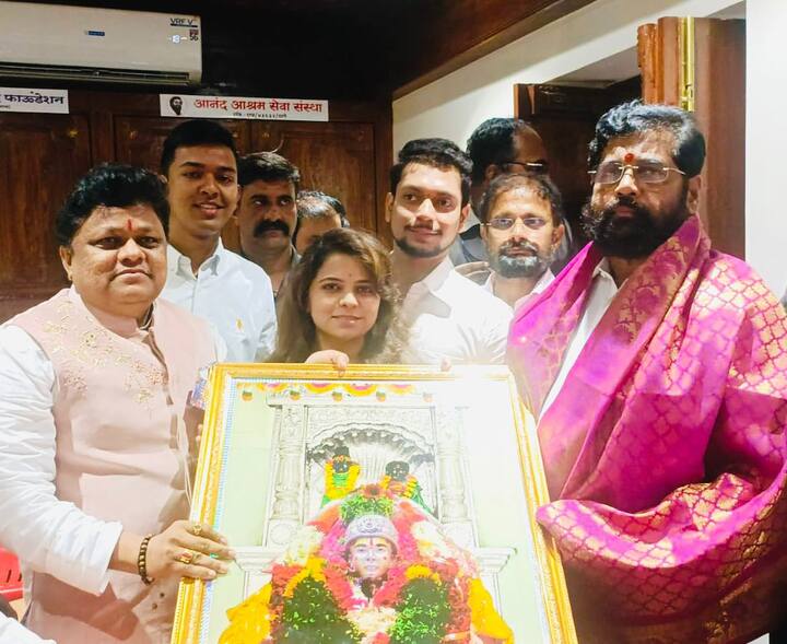 कार्तिकीच्या बाबांना नुकताच महाराष्ट्र शासनाचा कंठ संगीत पुरस्कार मिळाला आहे. त्यामुळे शासनाप्रती कृतज्ञता म्हणून त्यांनी मुख्यमंत्री एकनाथ शिंदे यांची भेट घेतली आहे.