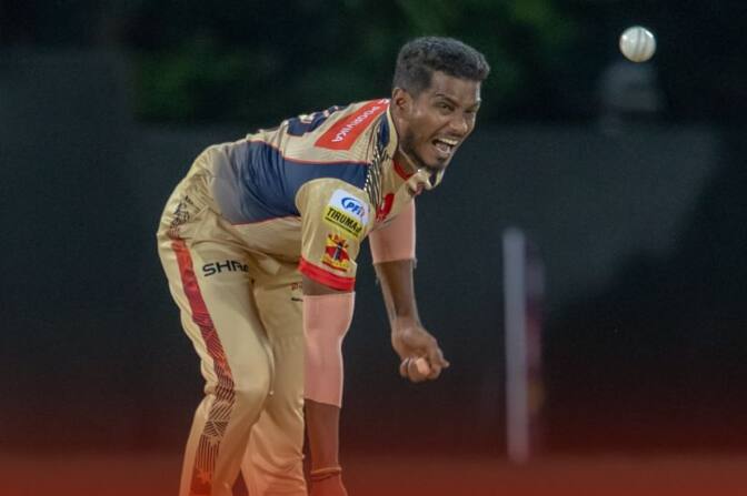 திருப்பூர் அணியின் தொடக்க ஆட்டக்காரர்கள் தொடக்கத்திலேயே அதிர்ச்சி அளித்தனர். துஷார் ரஹேஜா, என்.எஸ். சதுர்வேத் ஆகியோர் சொற்ப ரன்களில் ஆட்டம் இழந்தனர்.