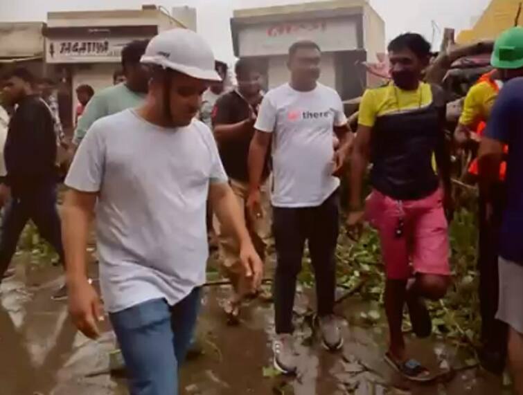 Gujarat govt minister harsh sanghavi at dwarka to check the situation after biporjoy landfall Biporjoy: અસરગ્રસ્તોની મદદે આવ્યા મંત્રી, હર્ષ સંઘવીએ આખી રાત દ્વારકામાં સ્થાનિકોને મદદ કરી, વીડિયો વાયરલ