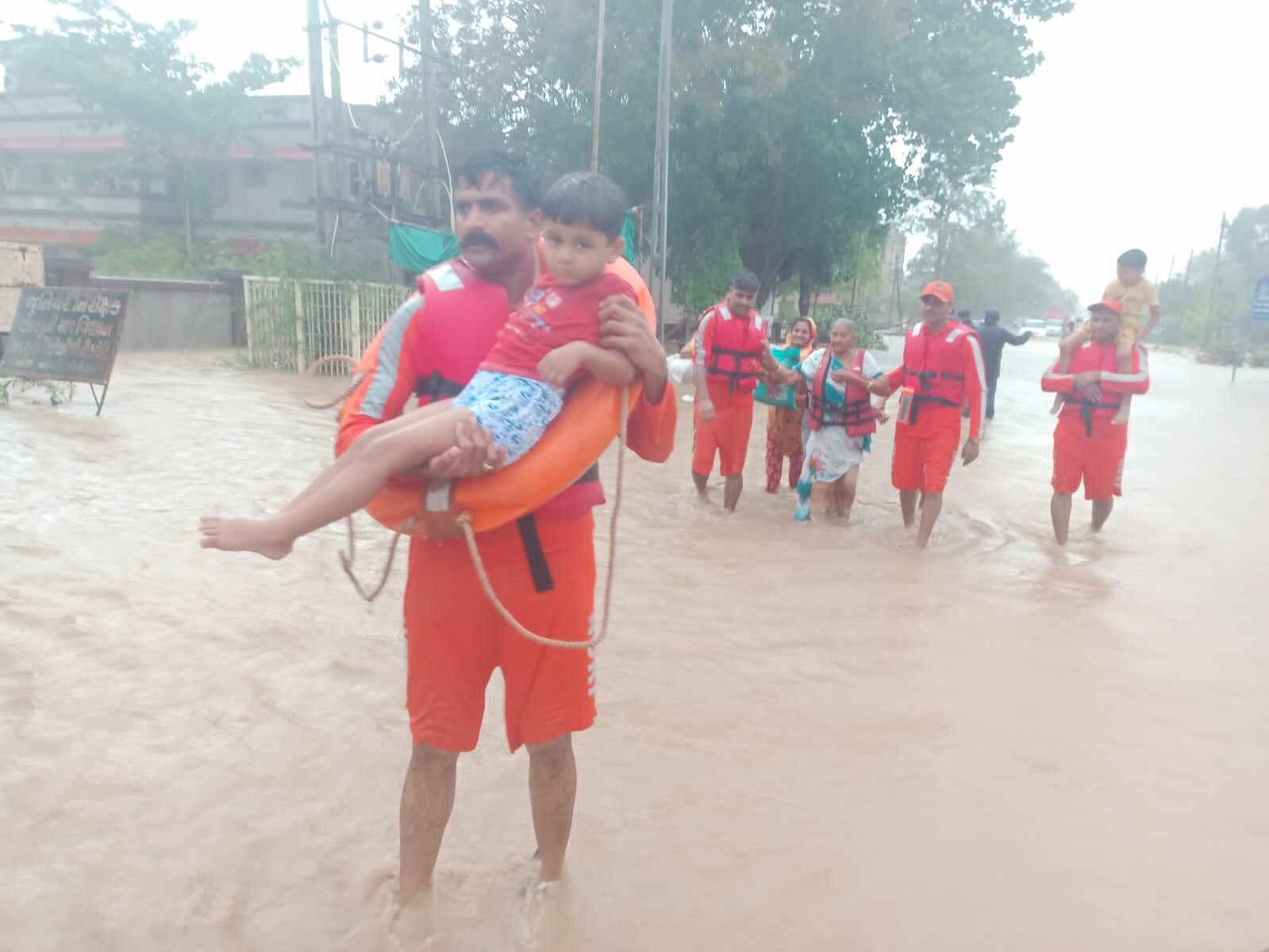 Rain: માંડવીમાં NDRFનું દિલધડક રેસ્ક્યુ ઓપરેશન, કેડસમા પાણીમાં જઇને છ લોકોને બચાવ્યા