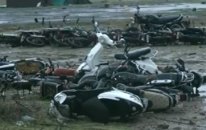 વાવાઝોડા દરમિયાન ફૂંકાયેલા પવનના કારણે પાર્ક કરેલા વાહનો પણ આડા પડી ગયા હતા.