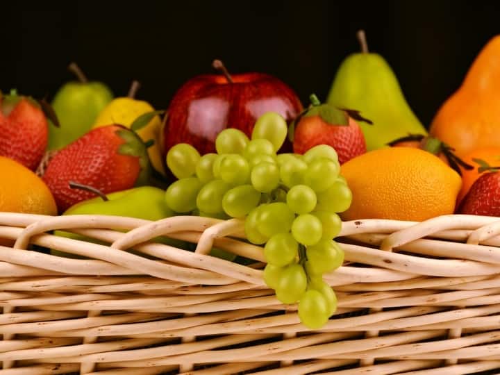 प्रत्येक फल की अलग ही खासियत होती है. कुछ फलों मे बीज होते हैं तो कुछ फलों मे बीज नहीं होते हैं. लेकिन क्या आप जानते हैं कि ऐसा कौन सा फल है, जिसके बीज फल के अंदर नहीं बल्कि फल के बाहर होते हैं?
