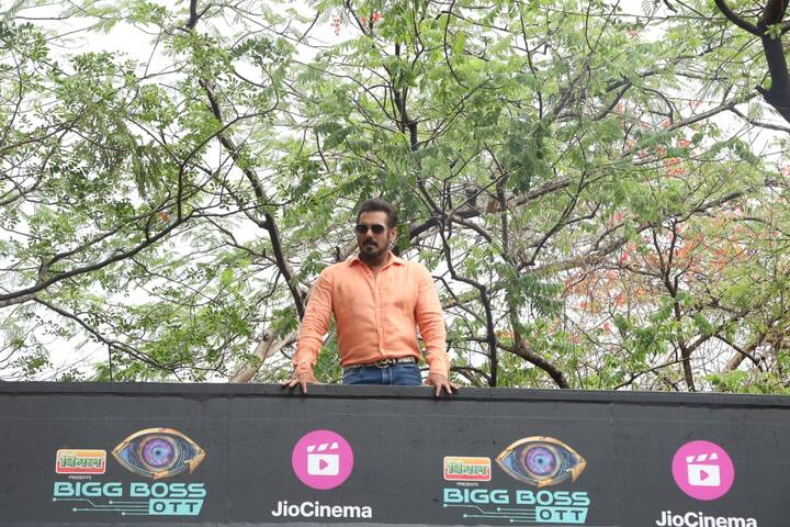 আজ এই গেম শো-এর অভিনব প্রচার সারলেন সলমন। ২০১০ সাল থেকে টেলিভিশনে ওই গেম-শো-এর একের পর এক সিজন সম্প্রচারিত হচ্ছে, দর্শকদের মধ্যে জনপ্রিয়তাও পেয়েছে এই সিজন।