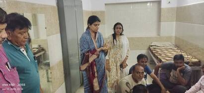 ભાજપના ધારાસભ્ય રિવાબા જાડેજાની લોકોને મદદના નામે પ્રસિદ્ધિની ભુખ જોવા મળી છે. ફુડ પેકેટના નામ ધારાસભ્ય ભરપુર પ્રચાર કરી રહ્યા છે.