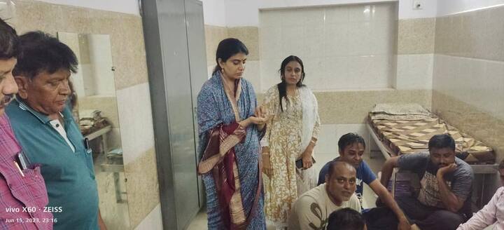 ભાજપના ધારાસભ્ય રિવાબા જાડેજાની લોકોને મદદના નામે પ્રસિદ્ધિની ભુખ જોવા મળી છે. ફુડ પેકેટના નામ ધારાસભ્ય ભરપુર પ્રચાર કરી રહ્યા છે.