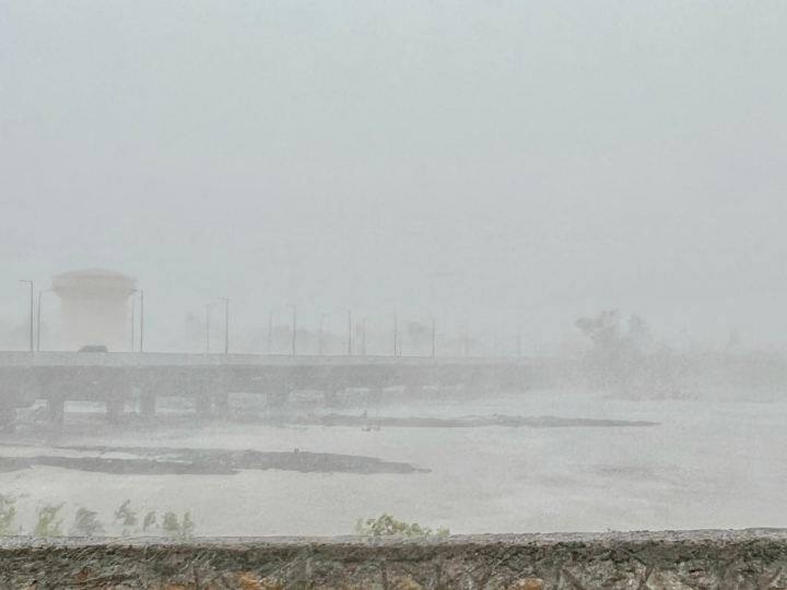 आईएमडी डीजी मृत्युंजय महापात्र ने शुक्रवार (16 जून) को बताया कि शाम चार बजे बिपरजॉय चक्रवात गुजरात के भूज के पास था और नॉर्थ-ईस्ट दिशा की ओर बढ़ रहा है. फिलहाल चक्रवात कच्छ जिले के धोलावीरा में स्थित है.