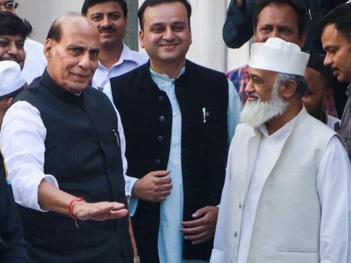 Defense Minister Rajnath Singh Lucknow Visit and Met Chancellor of Nadwa College Maulana Bilal Nadvi ANN UP Politics: लखनऊ में तीन दिवसीय दौरे पर पहुंचे रक्षा मंत्री राजनाथ सिंह, मौलाना बिलाल नदवी से की मुलाकात
