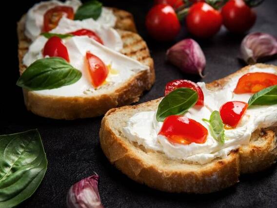 Mozzarella Bruschetta: शाम के स्नैक्स में कुछ क्रंची खाने का है मन तो एक बार जरूर चखें मोज़ेरेला Bruschetta  का स्वाद