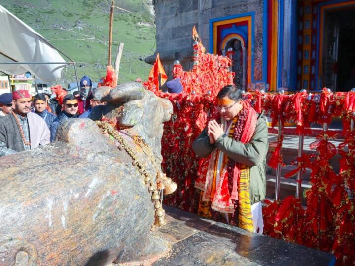 मुख्यमंत्री पुष्कर सिंह धामी ने केदारनाथ मंदिर में भगवान के दर्शन किए और पूरे विधि विधान के साथ पूजा अर्चना की और नंदी के भी दर्शन किए
