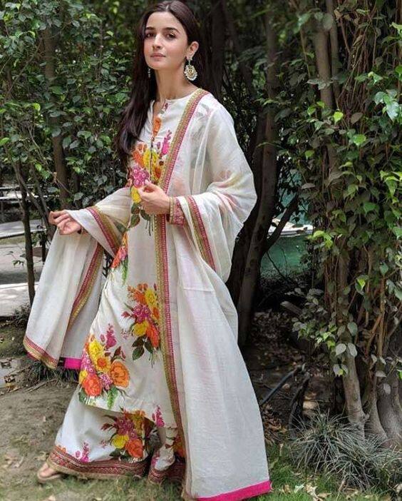 आलिया भट्ट इस कुर्ता प्लाजो में समर गोल देती नजर आ रही हैं. आलिया का ये फ्लोरल प्रिंट वाला कुर्ता प्लाजो भी गर्मी के लिए एकदम परफेक्ट है.इस तरह की आउफिट आप आॉफिस या किसी इवेंट में पहन कर जा सकती हैं.