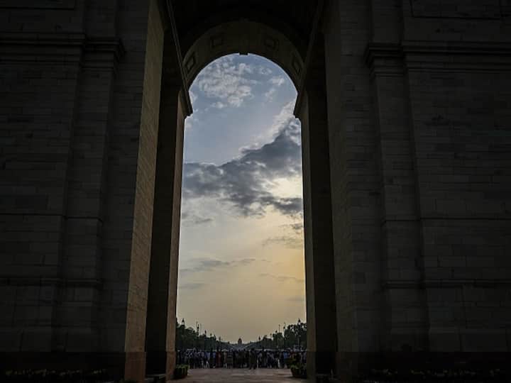 On Wednesday, temperatures in Delhi reached 40.9 degrees Celsius, one degree above the seasonal average, while the minimum temperature was 29.7 degrees Celsius, two degrees above normal. (Image Source: PTI)