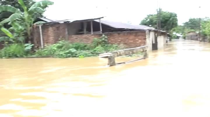 पूर्वी भारतीय राज्य बिहार में बारिश के कारण दीमापुर की कई कॉलोनियों में बाढ़ आ गई.