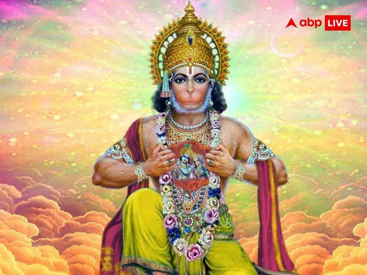 शनिवार के दिन हनुमान जी की पूजा करें. हनुमान जी की पूजा करने से भी शनि देव का अशुभ प्रभाव कम होता है.