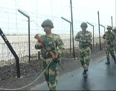 Nadabet PHOTO: ભારે પવન અને વરસાદ વચ્ચે શરીરે દોરડા બાંધી ઈન્ડો-પાક બોર્ડર પર પેટ્રોલિંગ કરતા જોવા મળ્યા સેનાના જવાનો