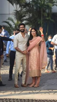 Katrina Kaif और Vicky Kaushal एयरपोर्ट पर हुए स्पॉट, स्टाइलिश कैजुअल लुक में आए नजर | ENT LIVE