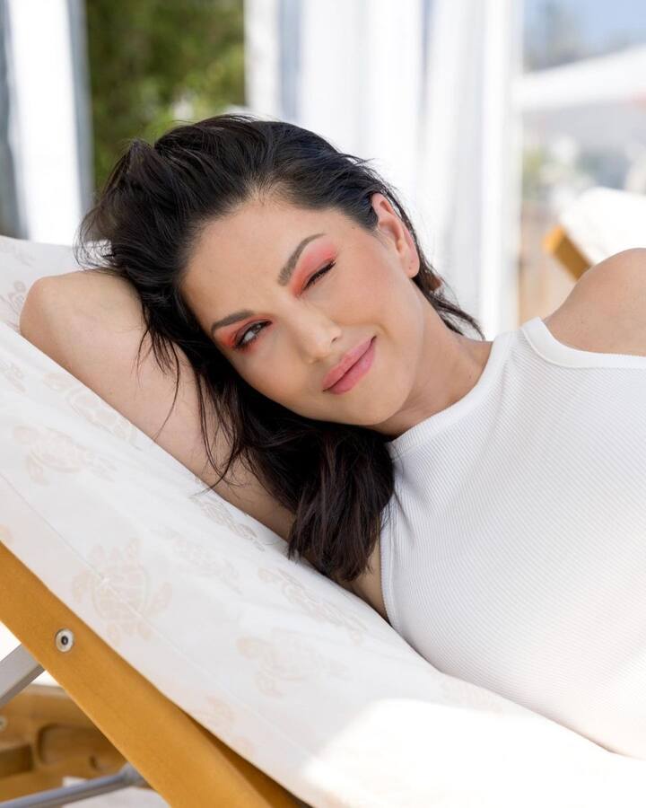 सनी लिओनी ही ओपनिंग एपिसोडमध्ये दिसणार आहे.